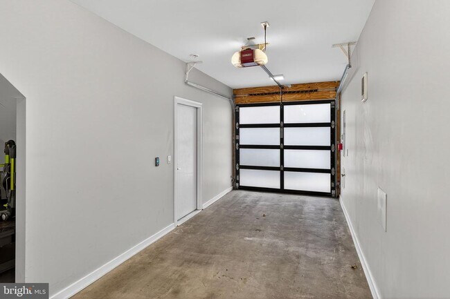 Building Photo - 2528 E Albert St