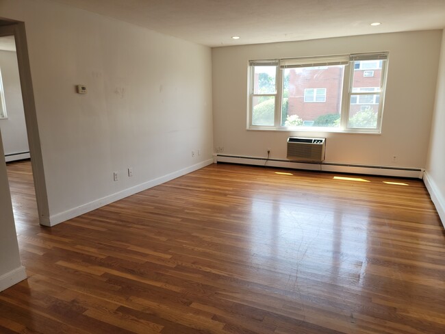 Foto del edificio - 36 Whitman Rd