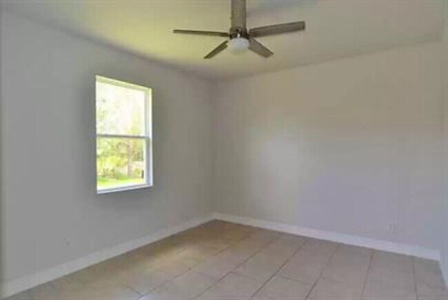 Foto del edificio - 1035 San Cristobal Ave