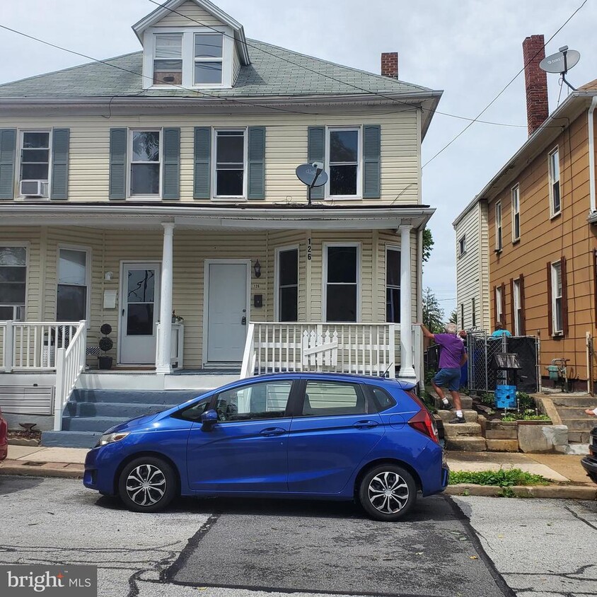 Foto principal - 126 E 1st St