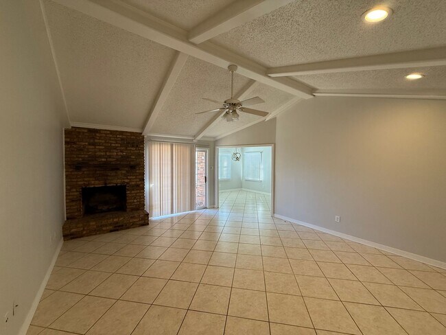 Foto del edificio - 4 bedroom Coming Soon