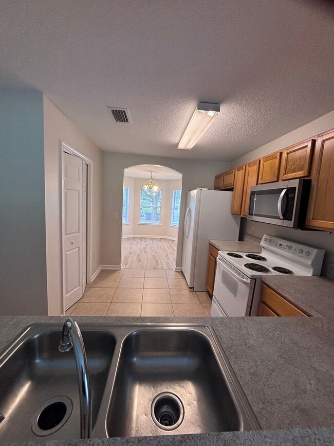 Building Photo - Charming 3-Bedroom, 2-Bath Home in the Sought-After Eagle Hammock Neighborhood