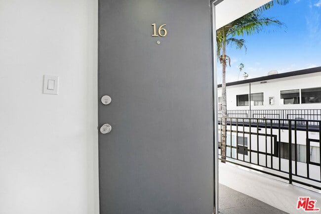 Building Photo - 317 S Kenmore Ave