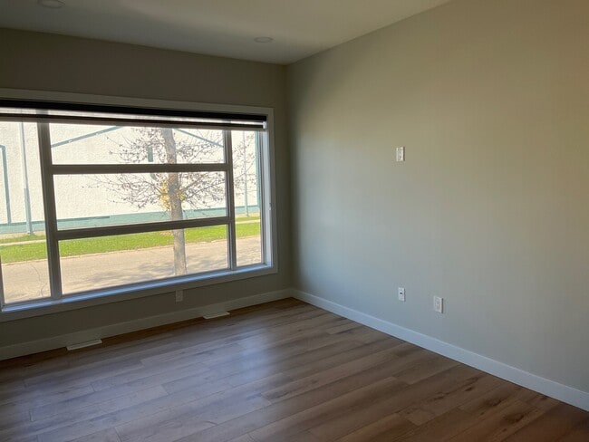 Building Photo - 718 Kylemore Ave