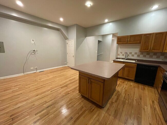 Building Photo - 3547 S King Dr
