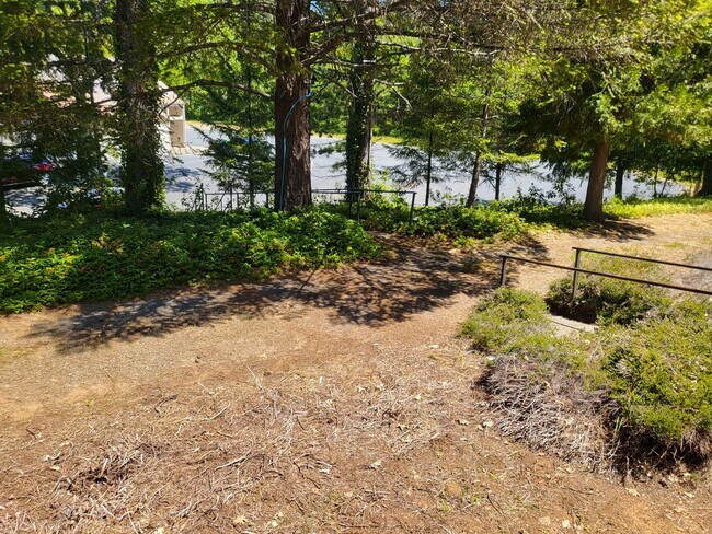 Building Photo - 2 bedroom 2 bath House for Rent in Cave Junction