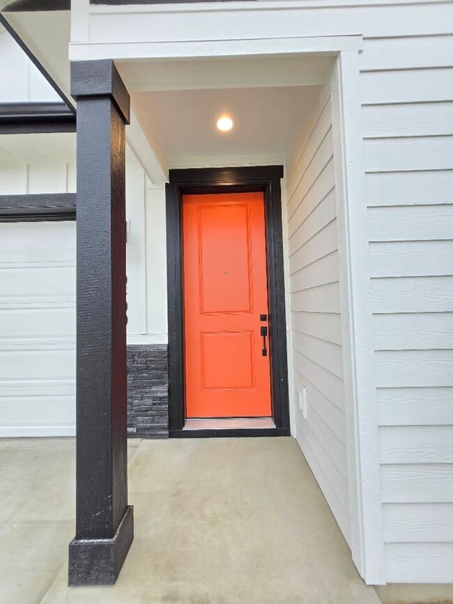 Building Photo - Elegant Nampa Home