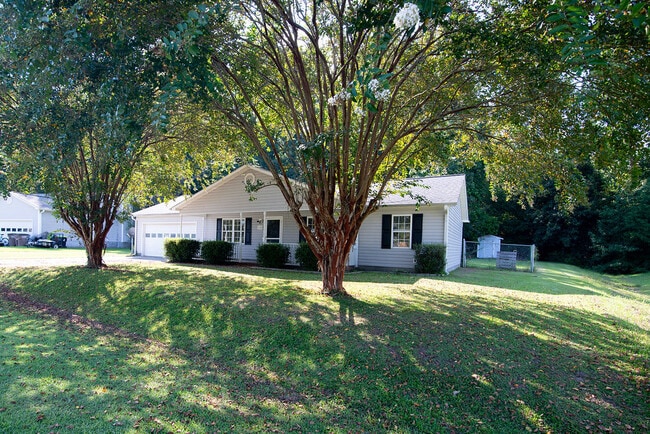 Building Photo - 112 Stoney Creek Dr