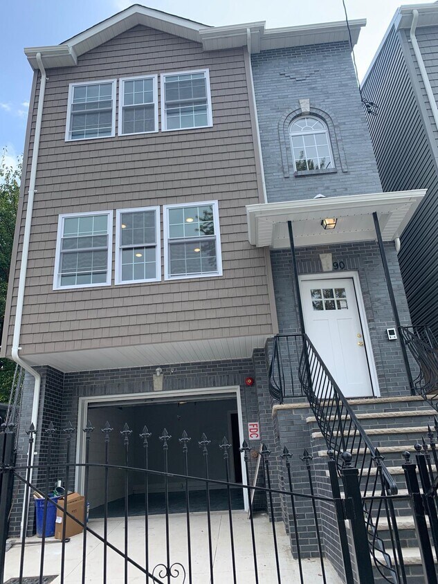 Foto principal - 90 Chelsea Ave