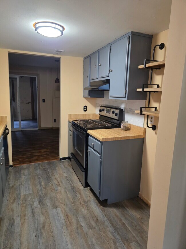 Kitchen - 2842 Lake Forest Dr