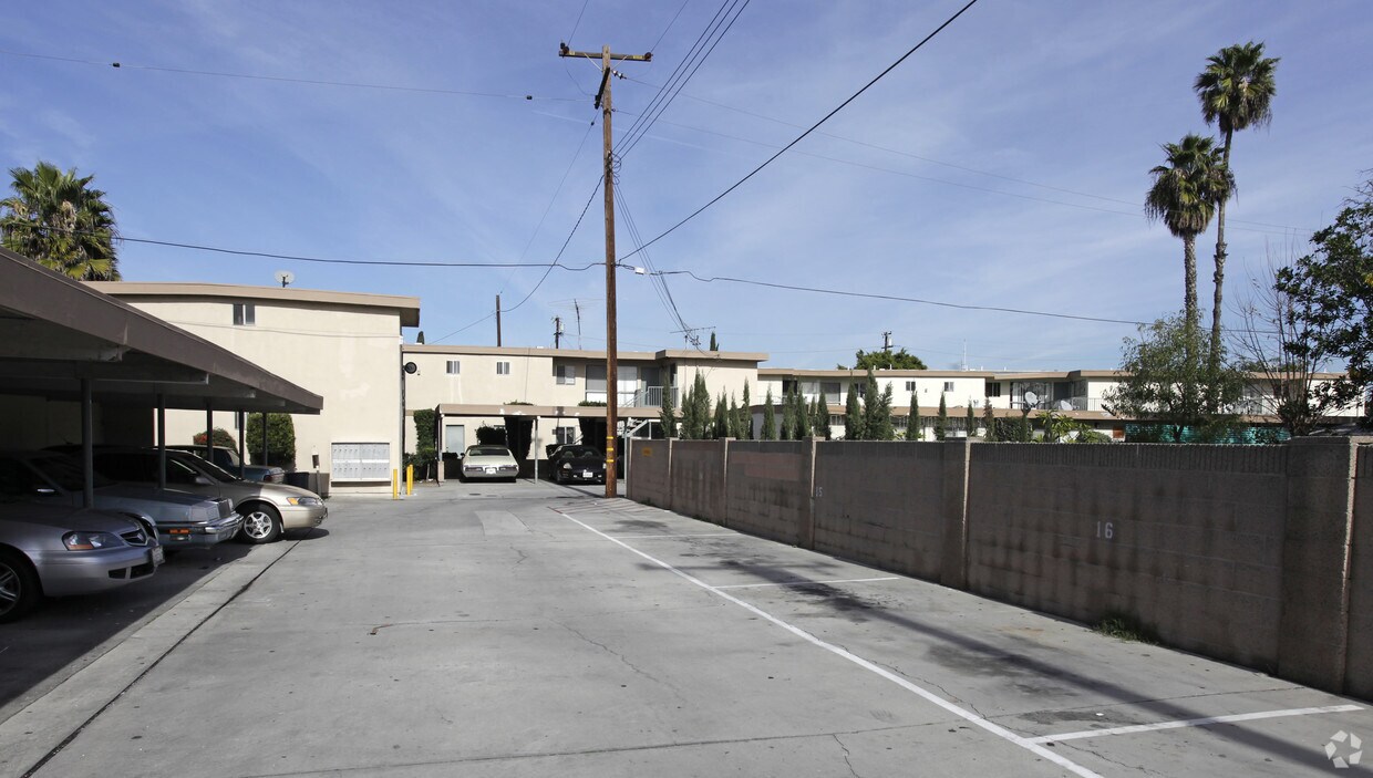 Área de estacionamiento - 7761 Melrose St