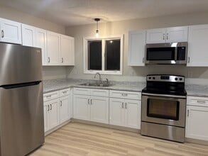 Building Photo - 275 W 10th St