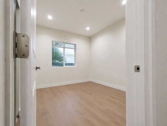 Foto del edificio - 14411 Vanowen St