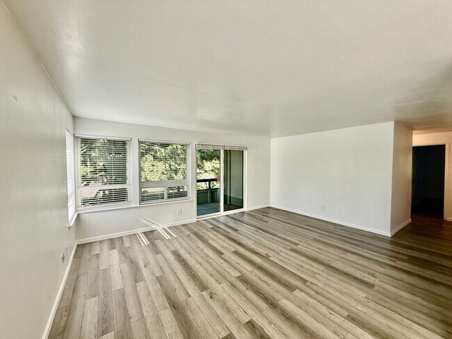 Foto del edificio - Beautiful 2 bed, 2 bath Shoreline Condo, $2495/mo.