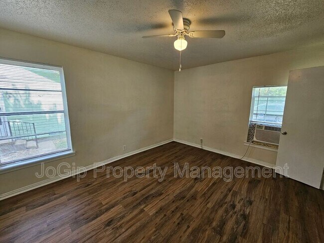 Foto del edificio - 6540 Hollis Ave