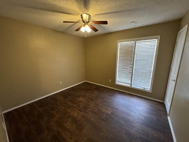 Foto del edificio - Spacious Home Located Within Few Blocks Of Schools & Close Access To Spur 327 & S. Loop 289!
