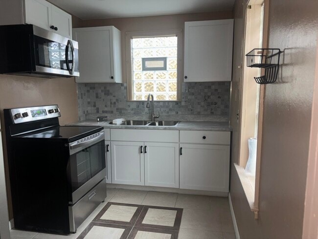 Building Photo - 18089 Schaefer Hwy