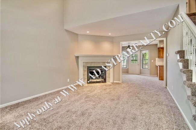 Building Photo - Wonderful 3 Bed 1.5 Bath Town Home in Over...