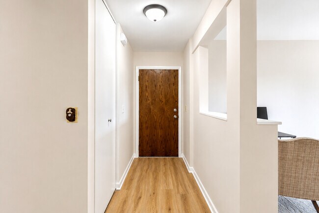 Foto del edificio - 530 Shorely Dr