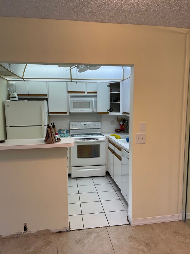 Kitchen - 140 Cypress Club Dr