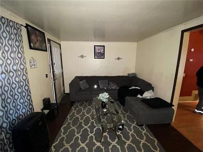 Foto del edificio - 552 Parsells Ave