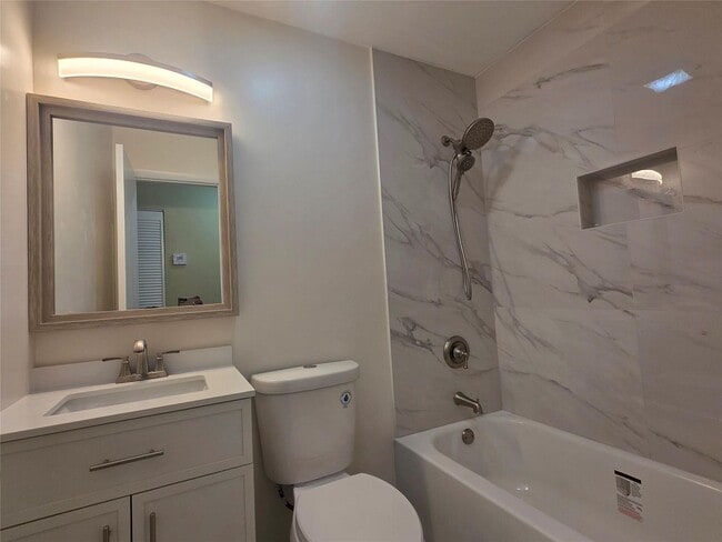 Foto del edificio - 309 NE 169th St