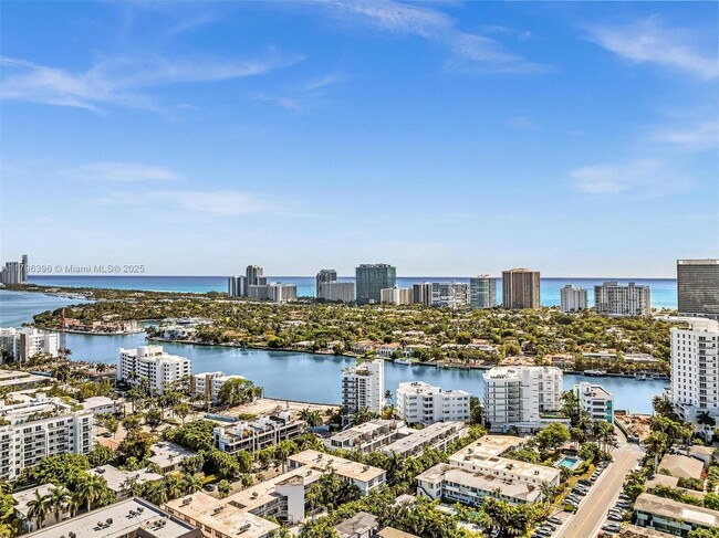 Foto del edificio - 9901 E Bay Harbor Dr