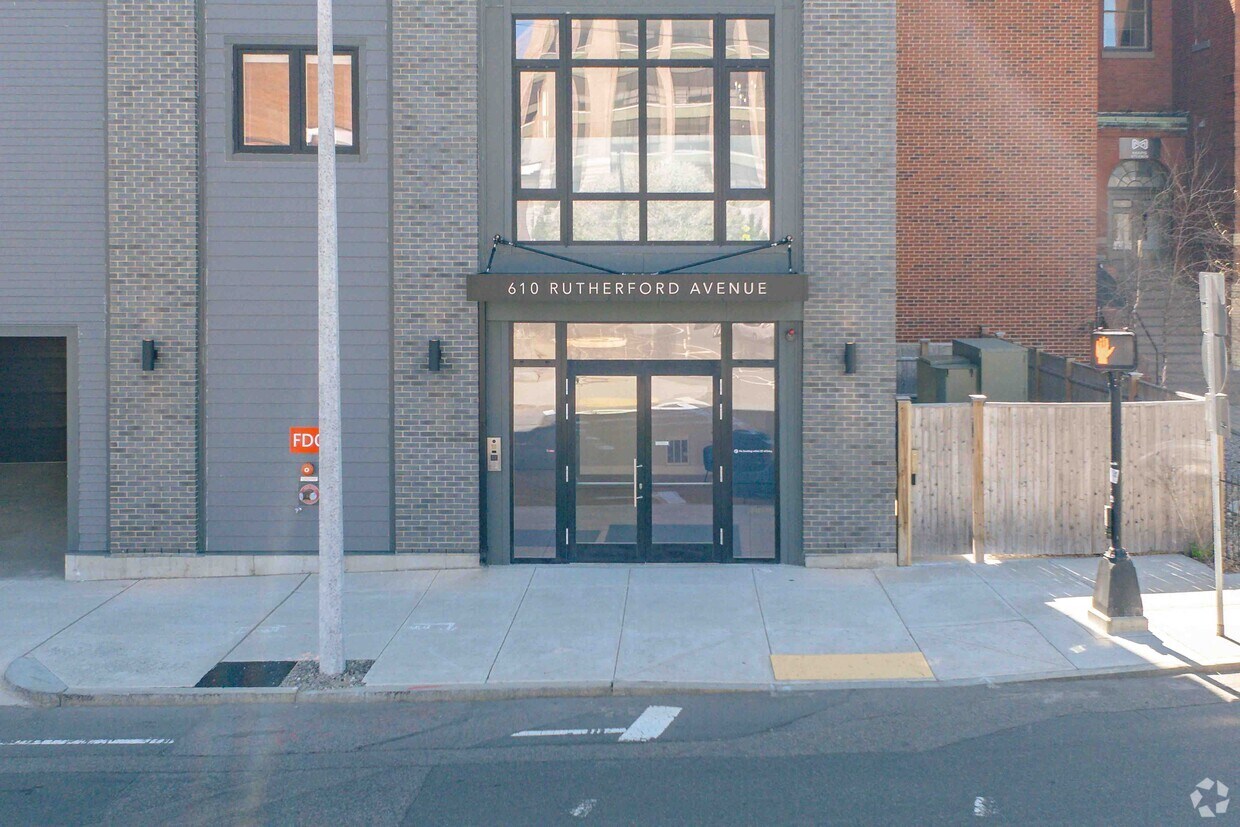 Entrada del edificio - 610 Rutherford Ave