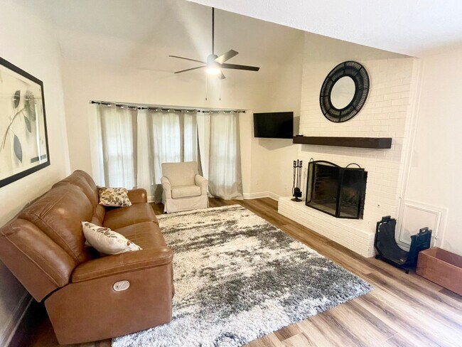 Building Photo - Beautiful 3 bed, 2.5 bath home for rent in the heart of Madison!