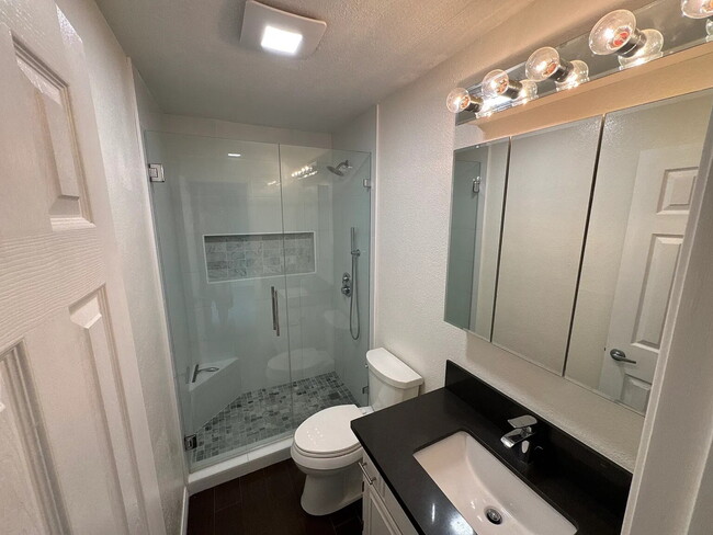 Building Photo - "Discover Coastal Living: Spacious 2-Bed, 2-Bath Retreat in Newport Beach!"