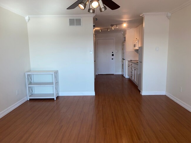 Building Photo - STUDIO CONDO WITH A MILLION DOLLAR LAKE VIEW