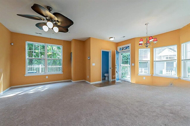 Foto del edificio - Room in Townhome on Coalinga Lane