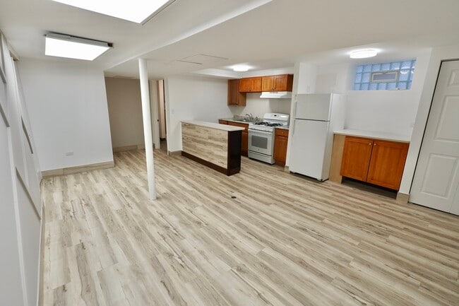 Building Photo - 6707 S Artesian Ave