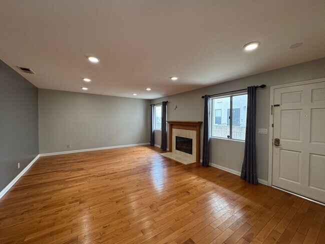 Foto del edificio - Beautiful 3bd 2.5 bath townhome