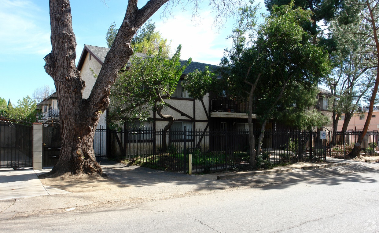 6948 Vesper Ave - 6948 Vesper Ave Apts