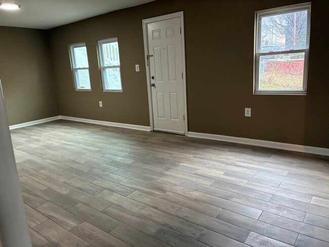 Building Photo - 574 49th Pl NE