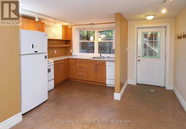 Building Photo - 27 Rossmore Rd