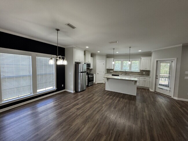 Building Photo - Available now FOR RENT in Dothan, AL!!