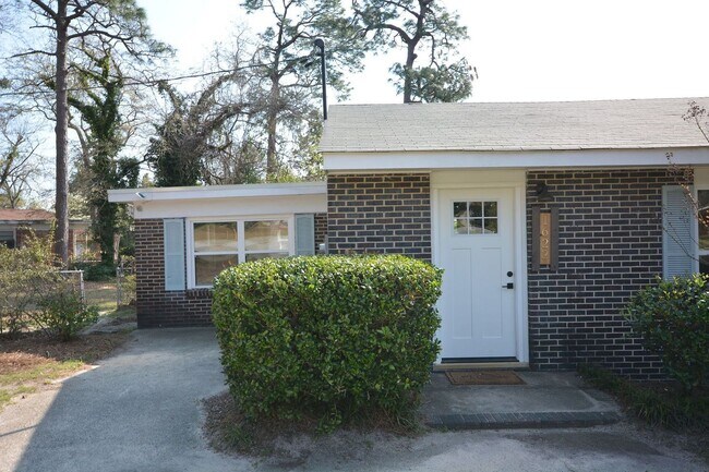 Foto del edificio - 4 bedroom, 3 bathroom home w/fenced yard n...
