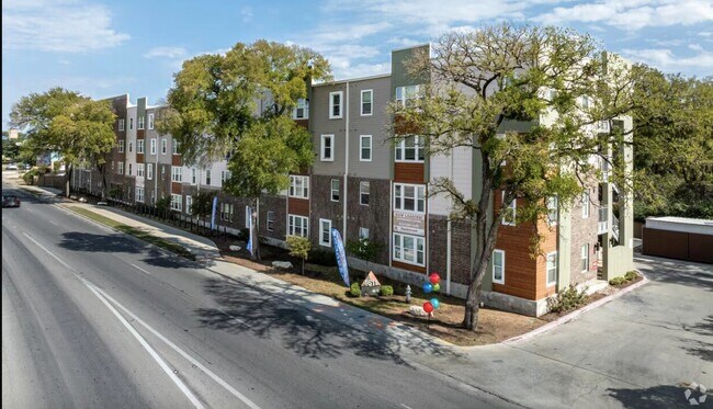 Foto del edificio - 4611 N Interstate 35 Frontage Rd