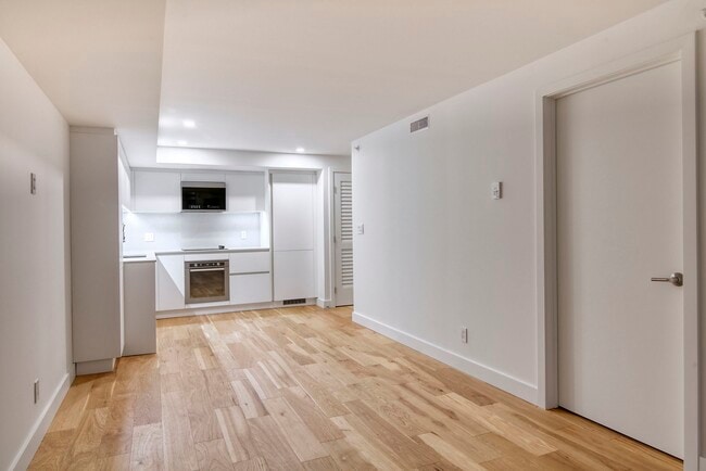 Building Photo - 3460 Rue Peel