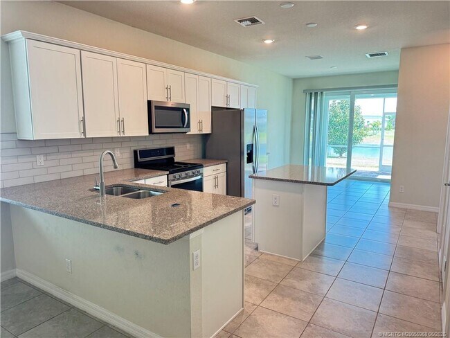 Building Photo - 10214 SW Captiva Dr