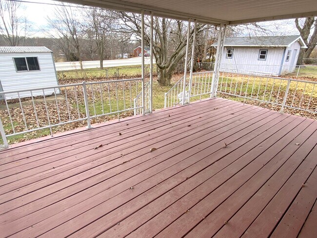 Large deck for relaxing.Shed too! - 20 Mesa Rd