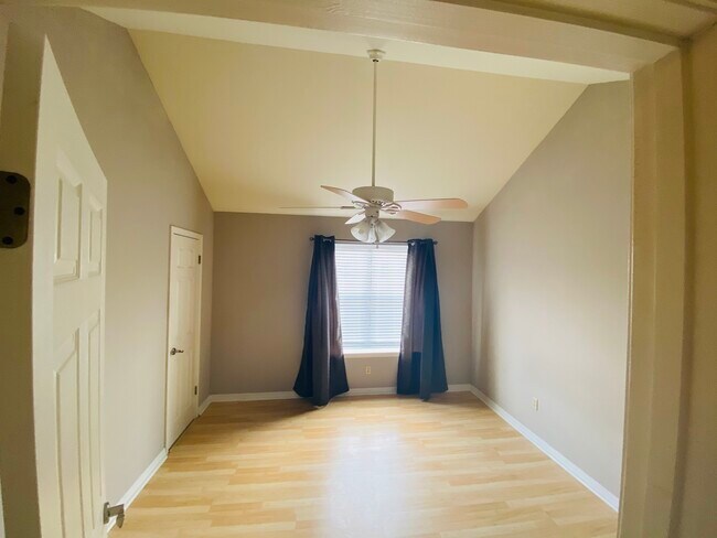 Primary bedroom - 240 Settlers Park Dr
