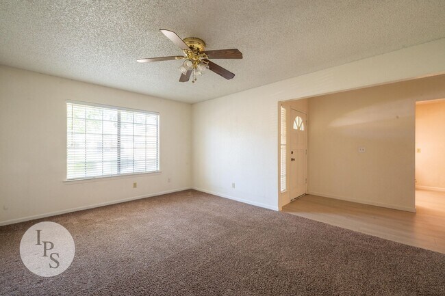 Foto del edificio - N.E. Fresno Home, 3BR/2BA, Blt 1988, POOL + Living & Family Rooms - Lots of Amenities!