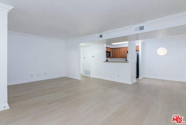 Building Photo - 355 N Maple St