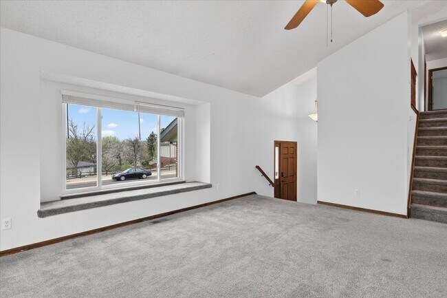 Foto del edificio - 4BR/4BA Updated Home with Finished Basement Suite & Landscaped Yard