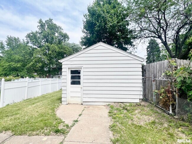 Building Photo - 811 E Lake Ave