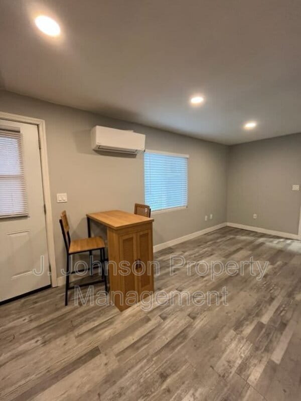 Foto del edificio - 320 W Whittier Ave