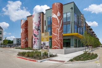 Building Photo - Railyard